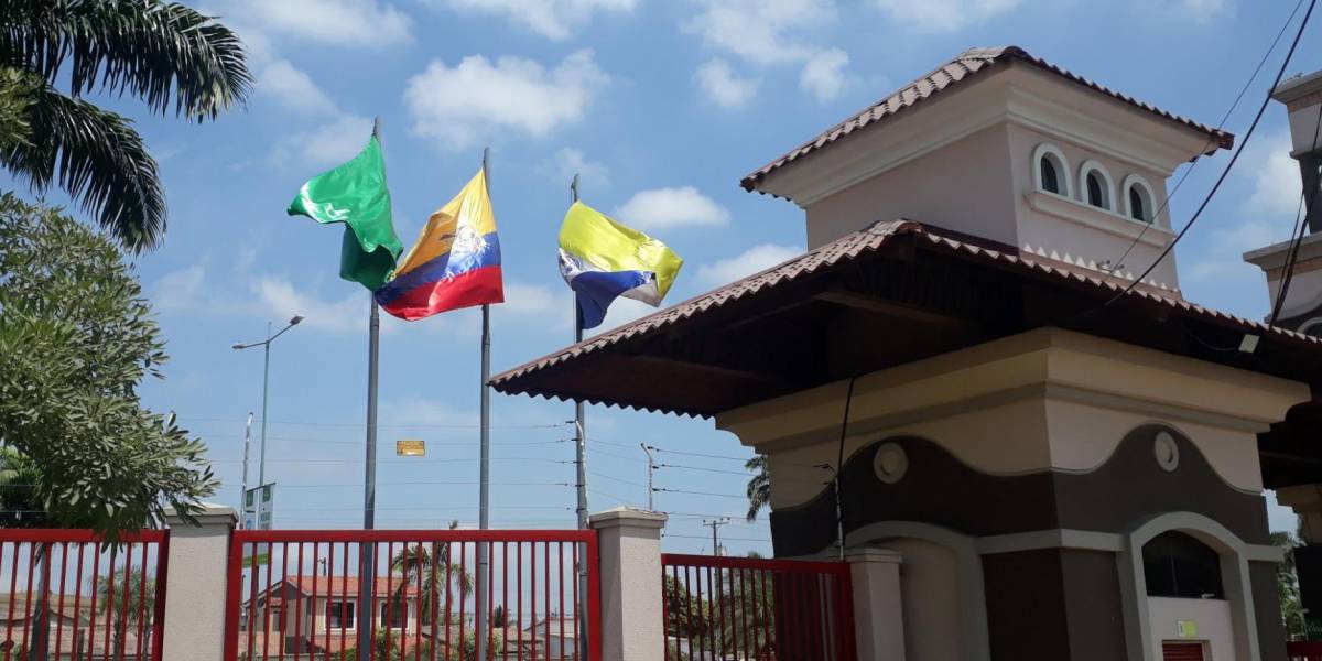 El alcalde de Daule analiza eliminar ordenanza de banderas en ciudadelas