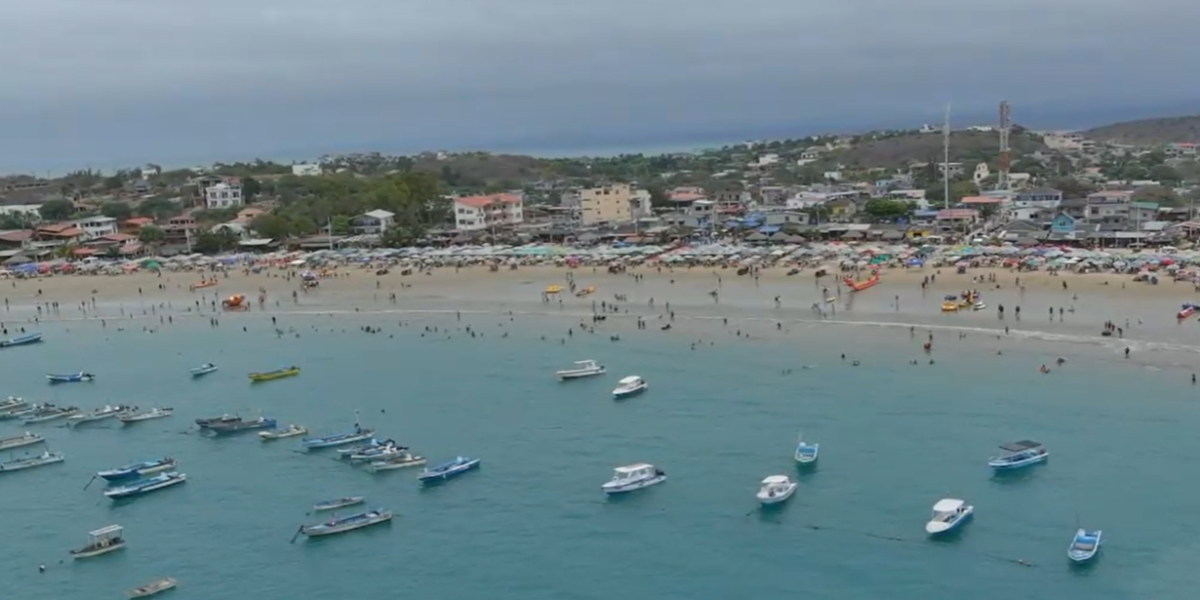 Los turistas llenaron balnearios en Santa Elena y Guayas a pesar del frío