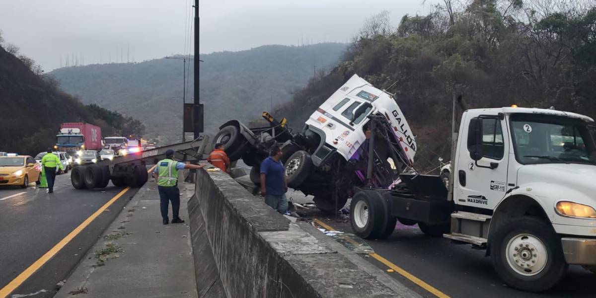 Guayaquil | Un tráiler se estrelló contra muros en la vía Perimetral y provoca congestión vehicular en Ceibos Norte