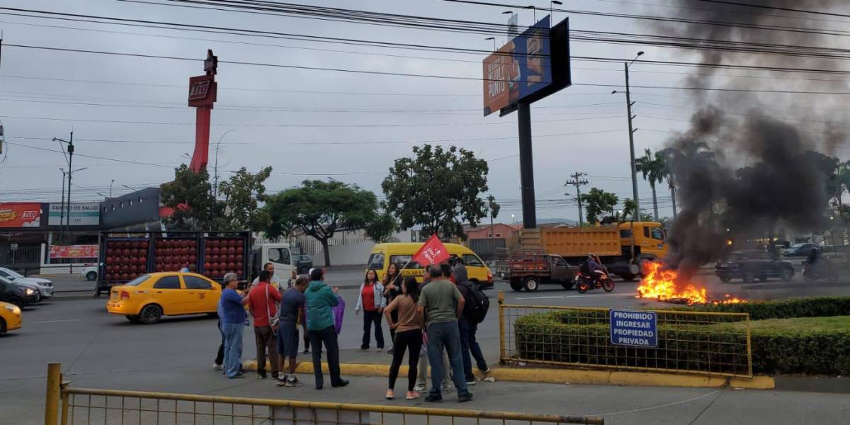 Un grupo pequeño de sindicalistas cerró la autopista Narcisa de Jesús para protestar por el precio de los combustibles