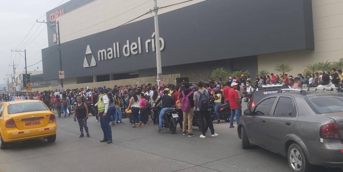 La masiva concentración de personas en Guayaquil por un anuncio de empleos