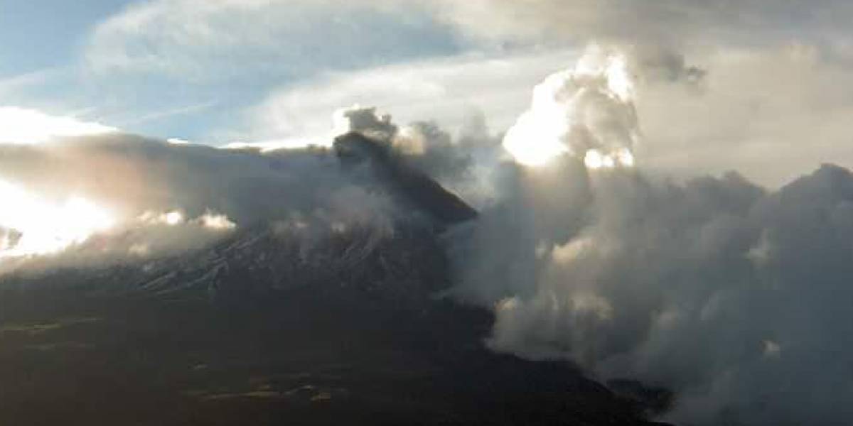Volcán Cotopaxi emite gases y vapor de agua, informa Geofísico