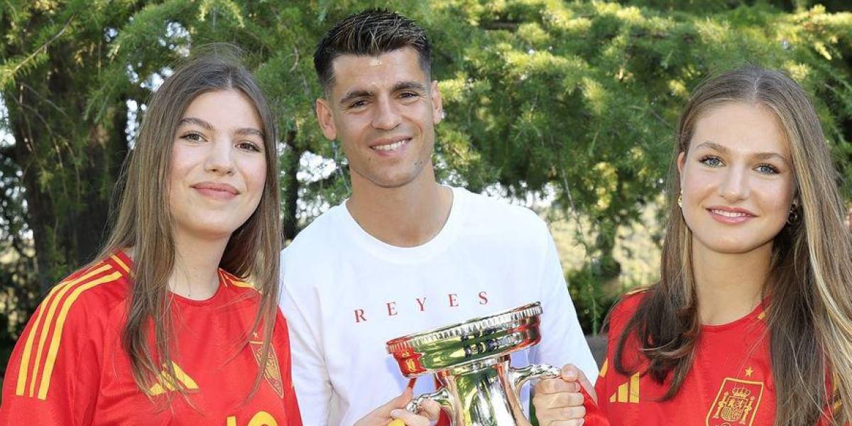 La infanta Sofía, jugador español Álvaro Morata y la princesa Leonor, cargando el trofeo de la Eurocopa 2024.