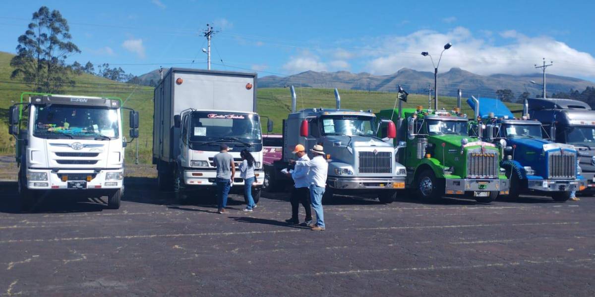 Los transportistas realizaron una caravana pacífica de protesta por la inseguridad en las carreteras del Ecuador