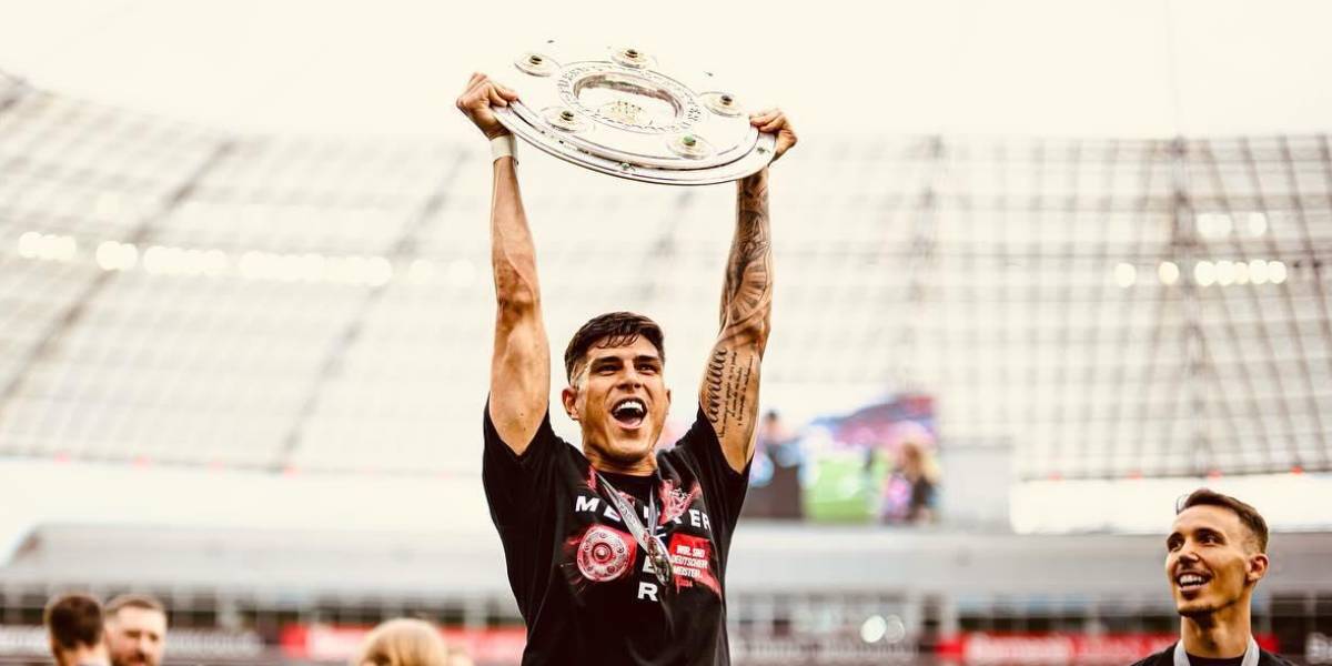 El Bayer Leverkusen, de Piero Hincapié, es nominado al mejor equipo del año en la ceremonia del Balón de Oro