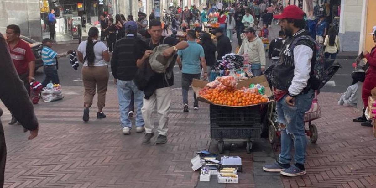 Las ventas informales se toman el Centro Histórico de Quito mientras los centros comerciales del ahorro tienen puestos vacantes por llenar