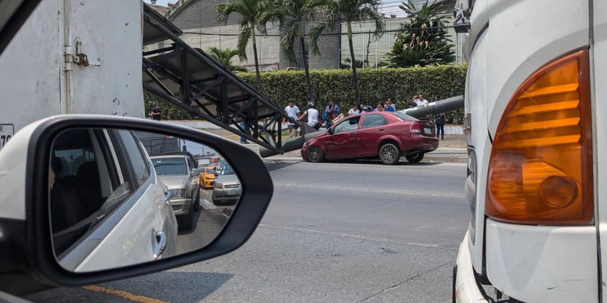 Guayaquil | Una estructura metálica con letreros cayó sobre un auto en la Vía a Daule