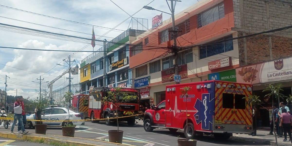 Sur de Quito: cinco personas se electrocutaron al instalar un letrero que topó en los cables de alta tensión