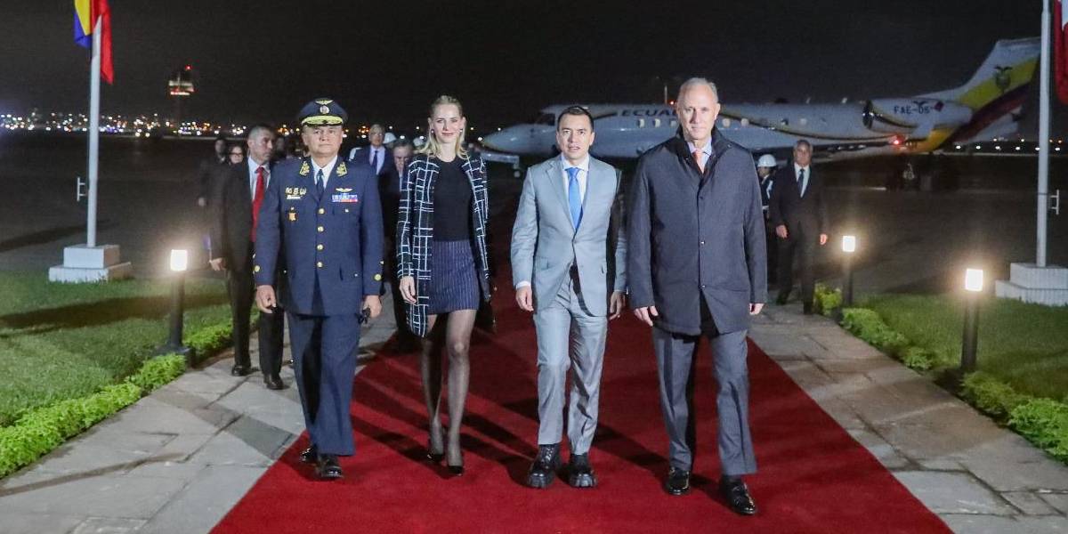 Daniel Noboa arribó a Lima para su primera reunión con la presidenta peruana Dina Boluarte