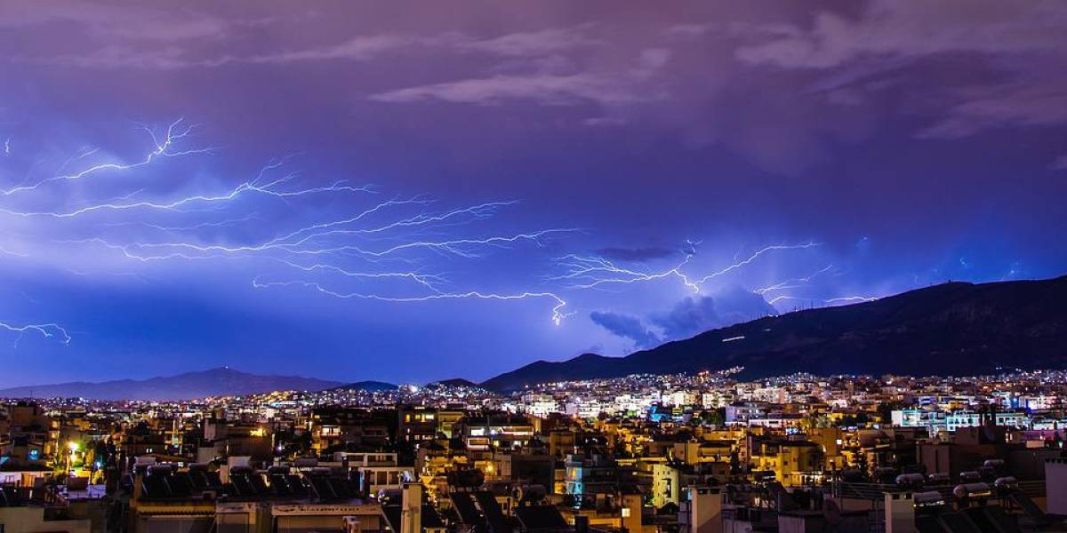 Recomendaciones para cuidar tu vida durante una tormenta eléctrica: qué hacer y qué evitar