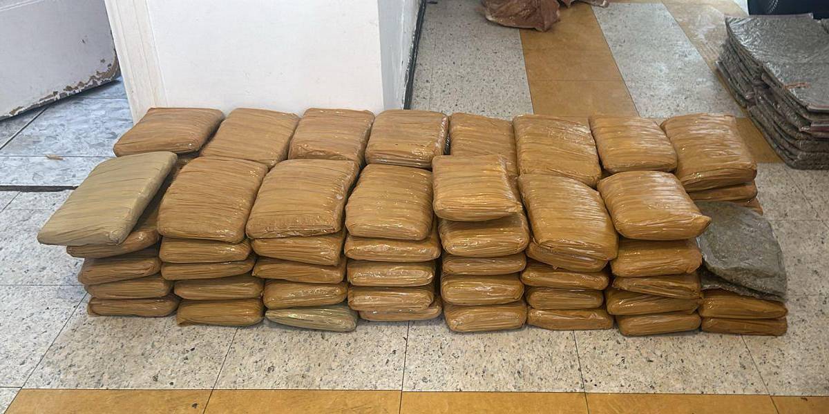 Dos detenidos y 1 088 paquetes de cocaína incautados en un operativo en Ecuador