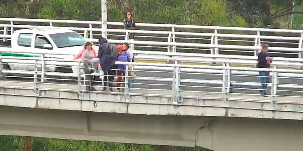 Tungurahua: un grupo de peatones evitó que un hombre se arroje de un puente en Ambato