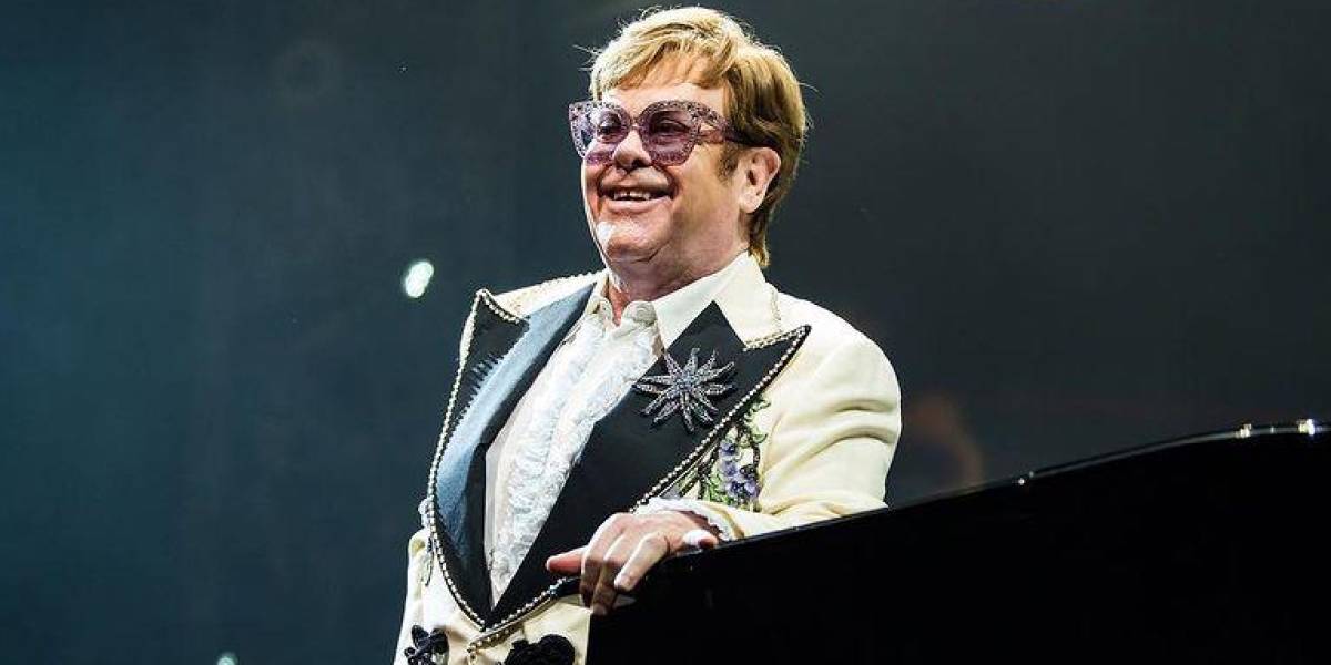 El cantante Elton John, subastará toda su ropa en Internet