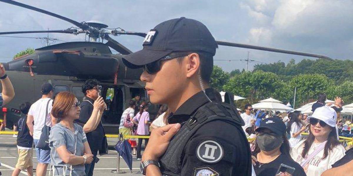 Taehyung de BTS es captado con uniforme militar mientras patrullaba en un festival, la imagen se viraliza