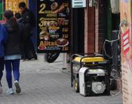 Locales comerciales de Quito usan generadores eléctricos para seguir atendiendo.