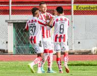 Jugadores del Técnico Universitario celebran el gol de Diego Armas ante el Imbabura