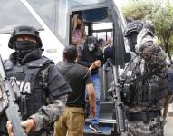Imagen de detenidos por el caso Metástasis siendo trasladados a Quito, el pasado 14 de diciembre de 2023.