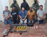 Foto de hombres detenidos con seis armas, municiones y varias dosis de droga en Cotacachi, Imbabura.