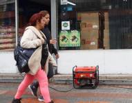 Locales comerciales usan generadores eléctricos para seguir atendiendo a los usuarios.