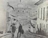 Dos chullas quiteños en la calle Flores, en 1870.