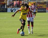 Byron Castillo disputando el balón.