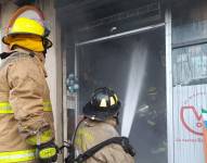 Imagen de bomberos apagando un incendio en un supermercado ubicado en un centro comercial de Vía a la Costa, Guayaquil.