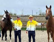 Ronald Zabala y Nicolás Wettstein posan con sus caballos