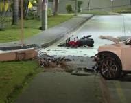 Imagen de una moto destruida tras ser arrollada por un vehículo, en el norte de Guayaquil.