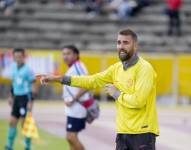 El entrenador Sebastián Blázquez dirigiendo un partido de Aucas