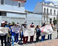 Plantón de médicos becarios posgradistas en los exteriores de la Asamblea.