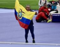 Estefany López celebra su medalla de bronce en lanzamiento de disco en los Juegos Paralímpicos de París 2024