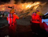 Bomberos Mejía combaten un incendio en Alóag.