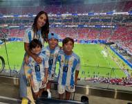 Fotografía de Antonela junto a sus hijos en el estadio Mercedes-Benz de Atlanta