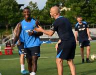 Moisés Caicedo y Enzo Maresca en un entrenamiento del Chelsea.