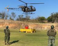 Helicóptero con sistema Bambi Bucket de las Fuerzas Armadas.