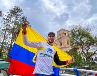Alfredo Campo con la bandera de Ecuador después de conseguir el diploma olímpico en Tokio 2020