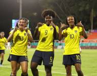 Jugadoras de la selección de Ecuador celebran uno de los tres goles marcados a Nueva Zelanda en el Mundial Femenina Sub 17