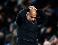 Pep Guardiola se toma su cabeza en un partido con el Manchester City