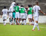 Jugadores del 22 de Julio celebran la victoria ante el Atlético Vinotinto su título de la Segunda Categoría