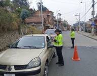 El personal de la Empresa Pública de Movilidad realiza controles para detectar objetos inflamables.