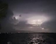 captura de pantalla de un video en el que se registró una tormenta en el huracán Milton