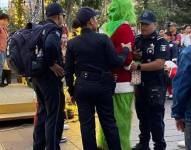 El Centro Histórico de Aguascalientes fue testigo de una insólita pelea entre Santa Claus y el Grinch.