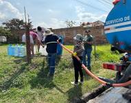 El agua en los sectores afectados se distribuye mediante tanqueros.