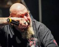 Paul Di'Anno fue el vocalista original de la banda de heavy metal Iron Maiden, conocido por su poderosa voz y carismática presencia en el escenario durante los primeros años de la banda, contribuyendo a su sonido característico.