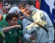 Santi Giménez compartiendo con un fanático mexicano en su arribo al estado de Arizona.