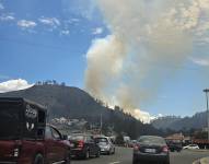 Los bomberos de Cuenca luchan contra un incendio forestal que se desató en el sector del Turi, en el sur.