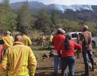 Personal de bomberos, Secretaria de Riesgos trabajan para apagar los incendios forestales.