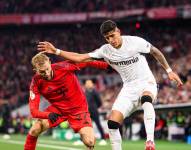 Piero Hincapié en el partido contra el Bayern Múnich por la Copa de Alemania