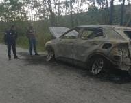 Según la Policía Nacional, un vehículo Kia con placas TBK-4069, que había sido quemado, fue encontrado en el ingreso al barrio San Luis, perteneciente a la parroquia Lloa, en el suroccidente de Quito.