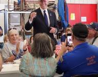 Joe Biden usando una gorra de la campaña presidencial de Trump